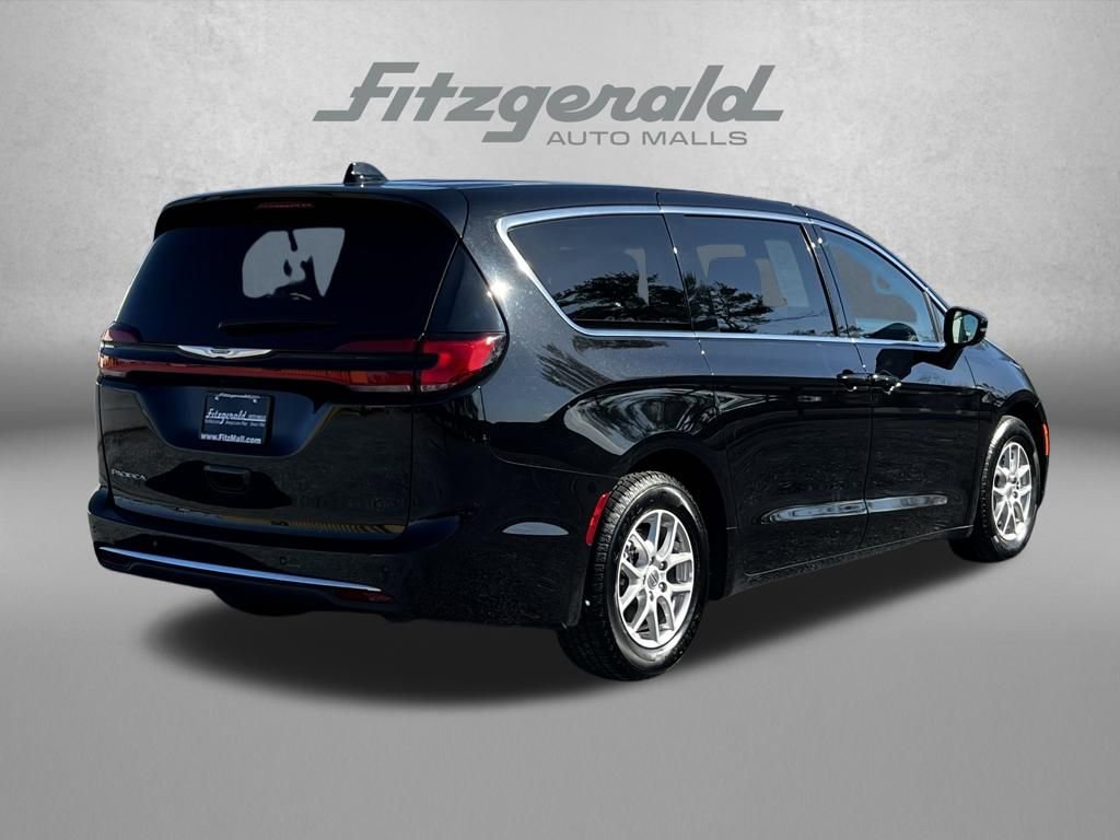 Used 2024 Chrysler Pacifica Touring-L image 7