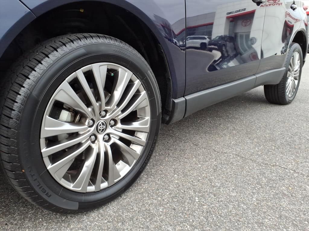 Used 2023 Toyota Venza Limited image 10