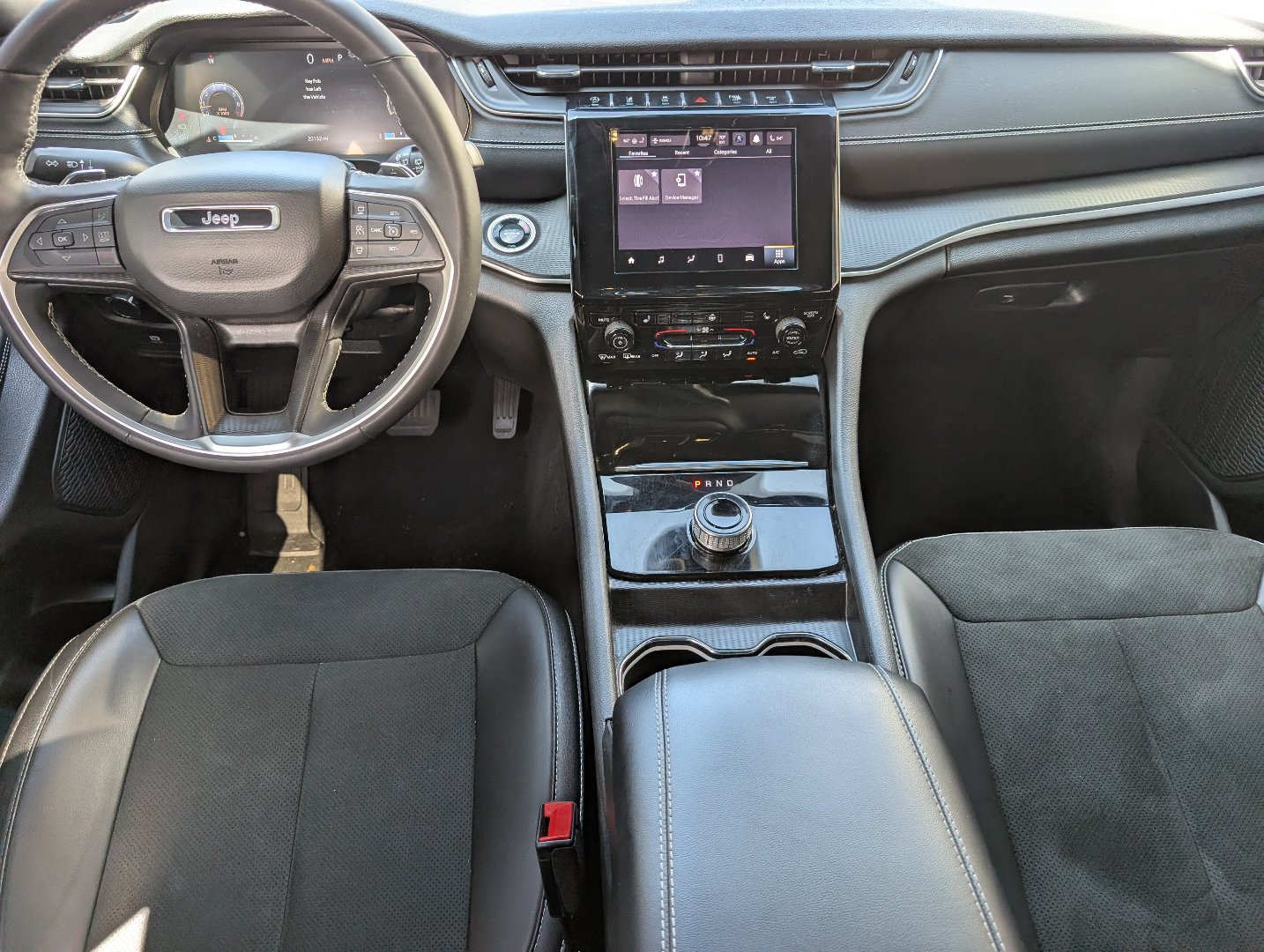 Used 2025 Jeep Grand Cherokee Altitude AWD/4WD image 24