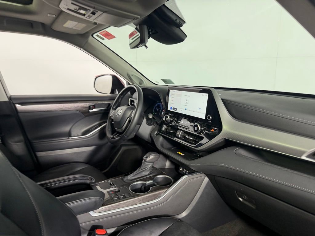 Used 2023 Toyota Highlander Platinum FWD image 30
