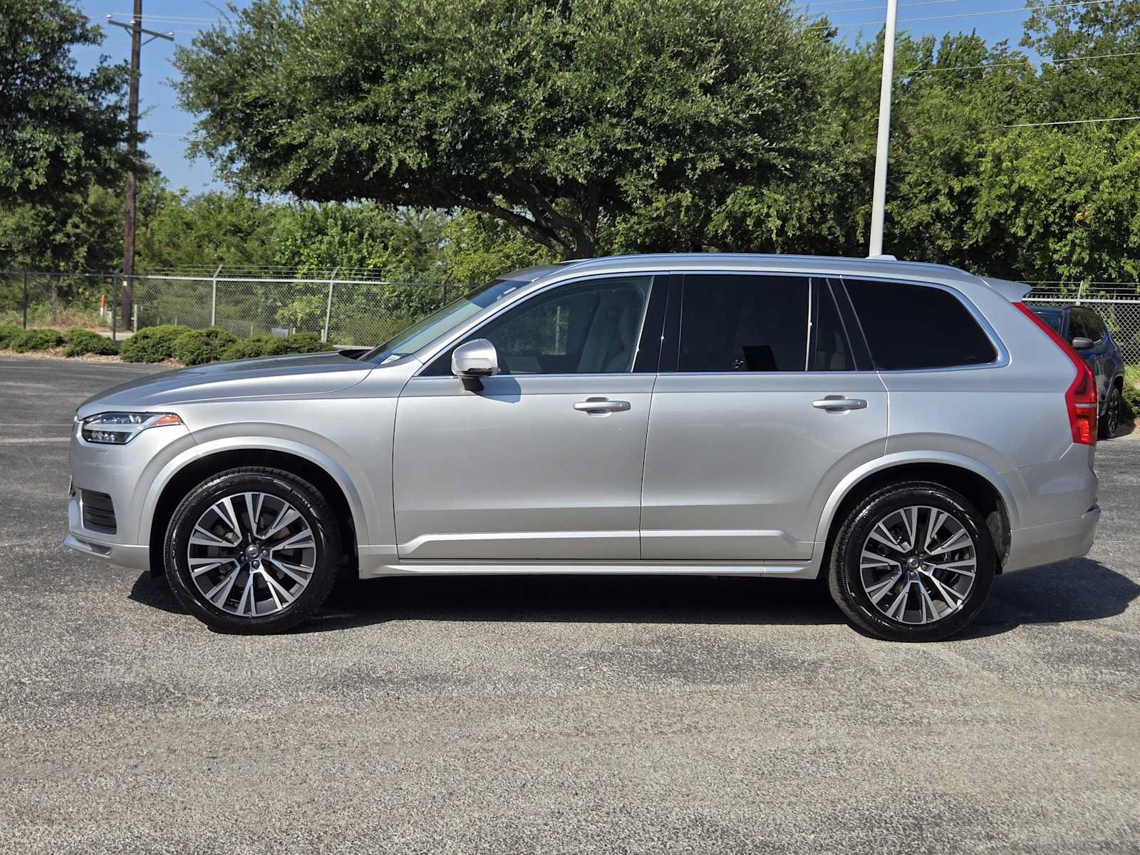 Used 2021 Volvo XC90 T5 Momentum w/ Climate Package FWD image 4