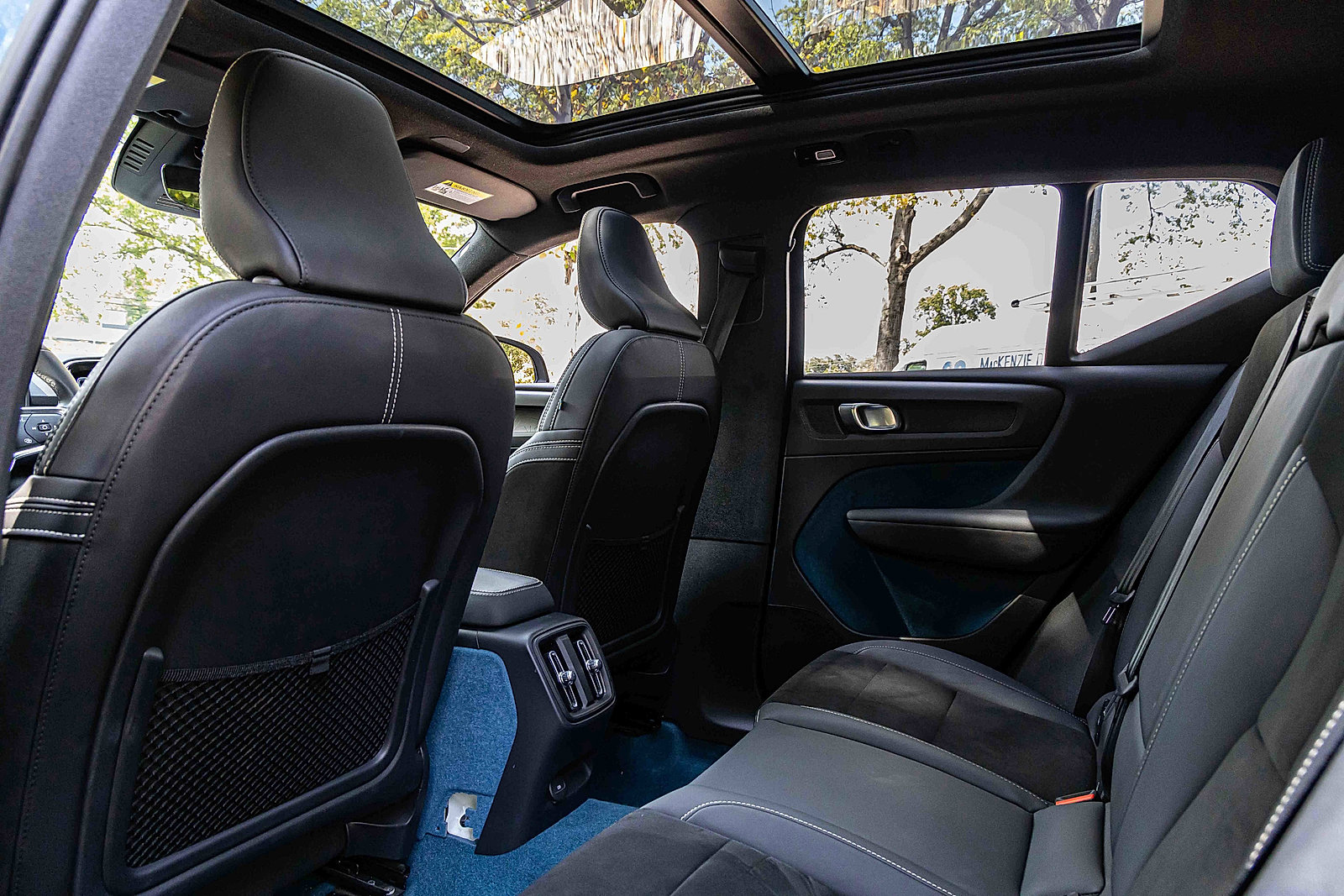 Used 2023 Volvo XC40 Recharge Plus w/ Protection Package Premier image 21