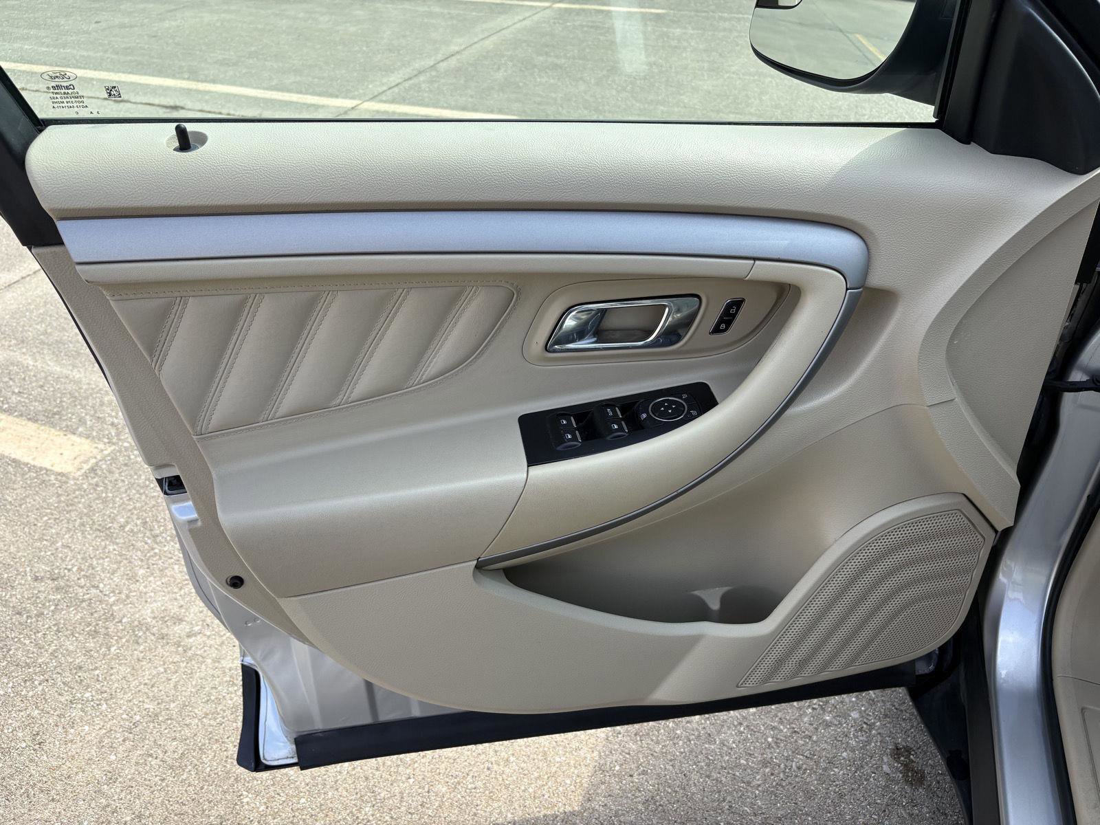 Used 2014 Ford Taurus SE image 3