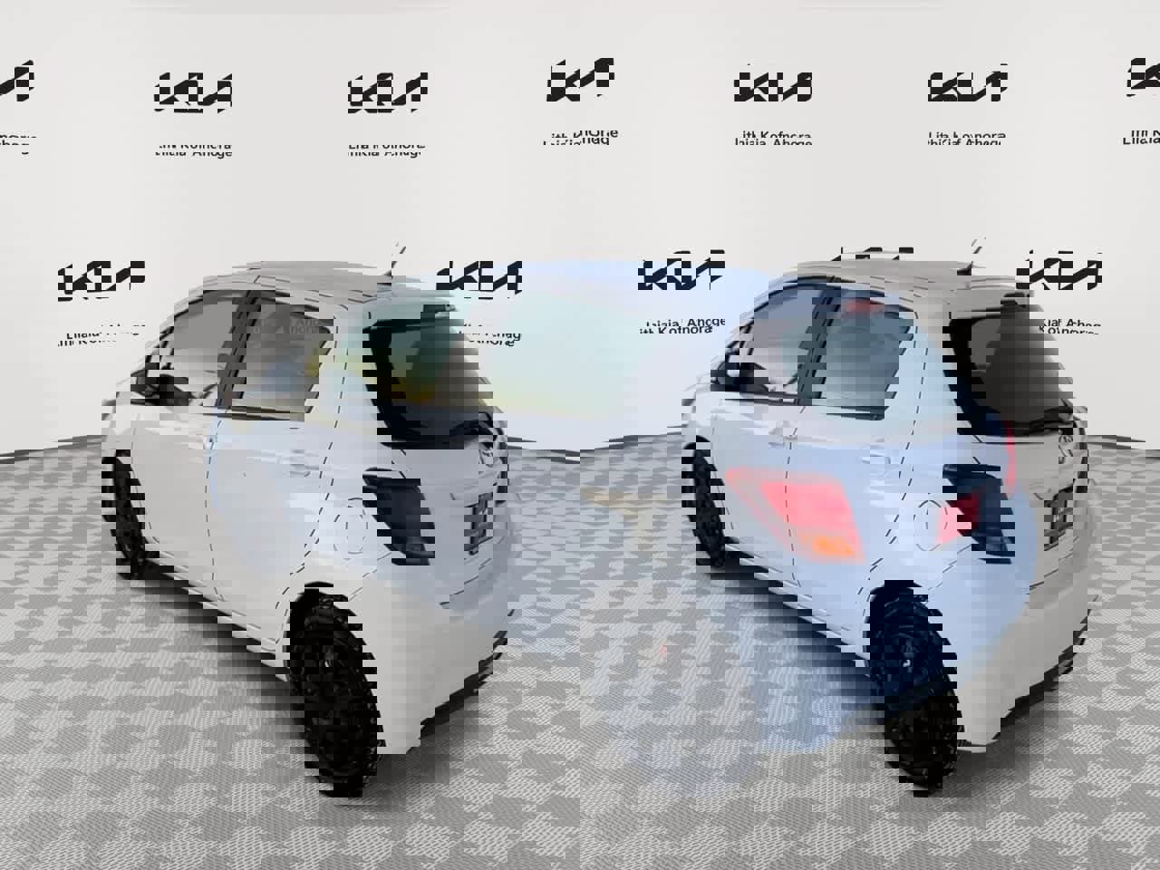 Used 2015 Toyota Yaris L image 6