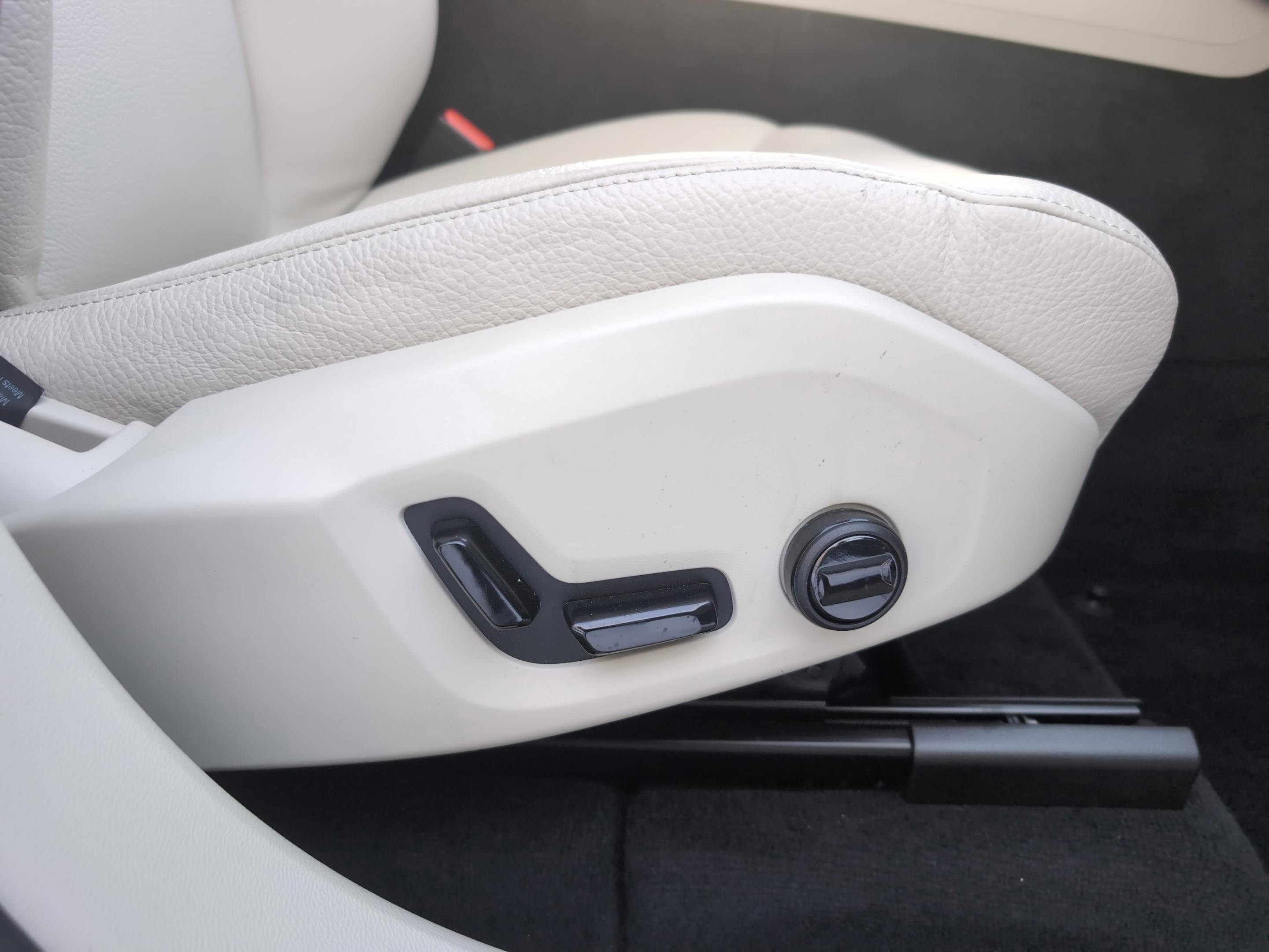 Used 2024 Volvo XC60 T8 Plus w/ Protection Package Premier image 11