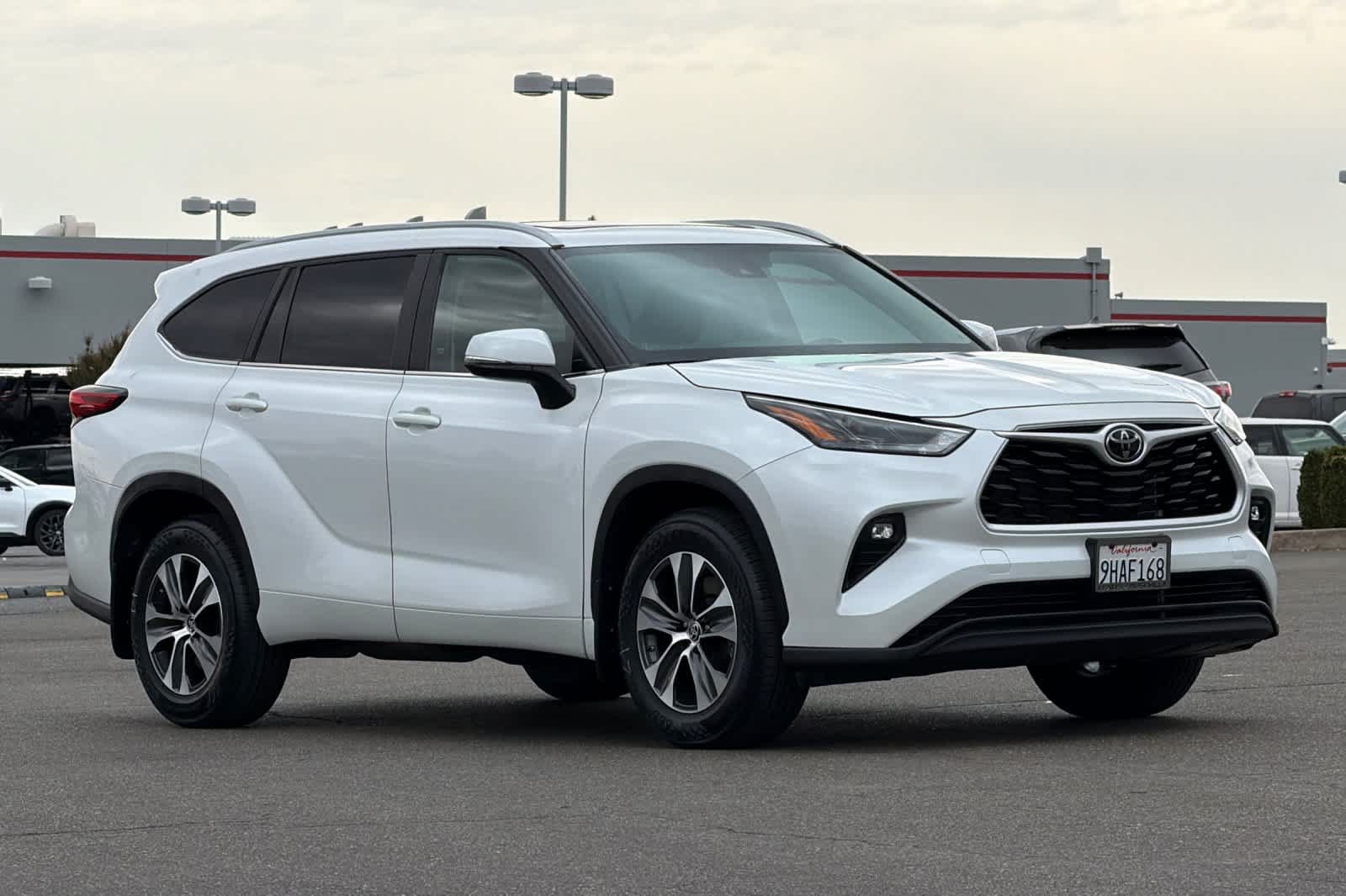 Used 2023 Toyota Highlander XLE AWD/4WD image 5
