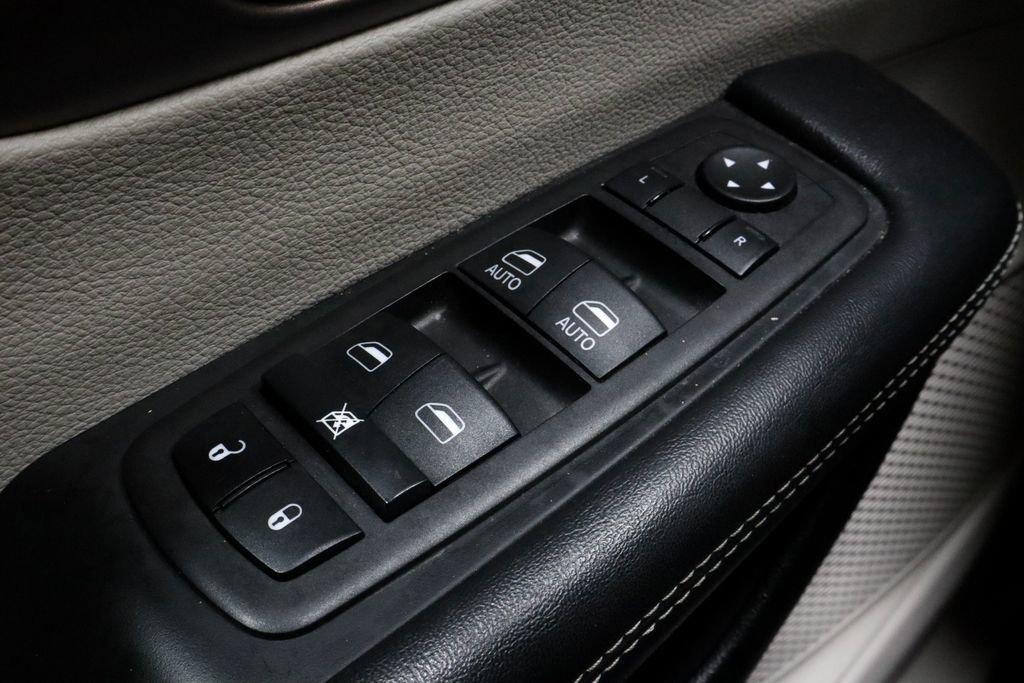 Used 2023 Chrysler Voyager LX image 23