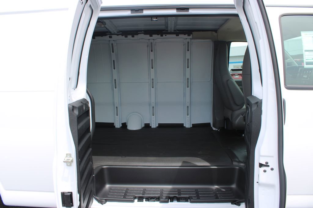 New 2026 Chevrolet Express 3500 Extended RWD image 25
