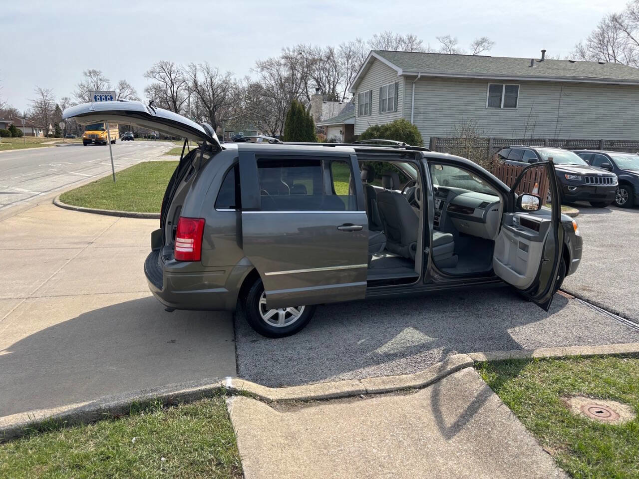 Used 2010 Chrysler Town & Country Touring image 11