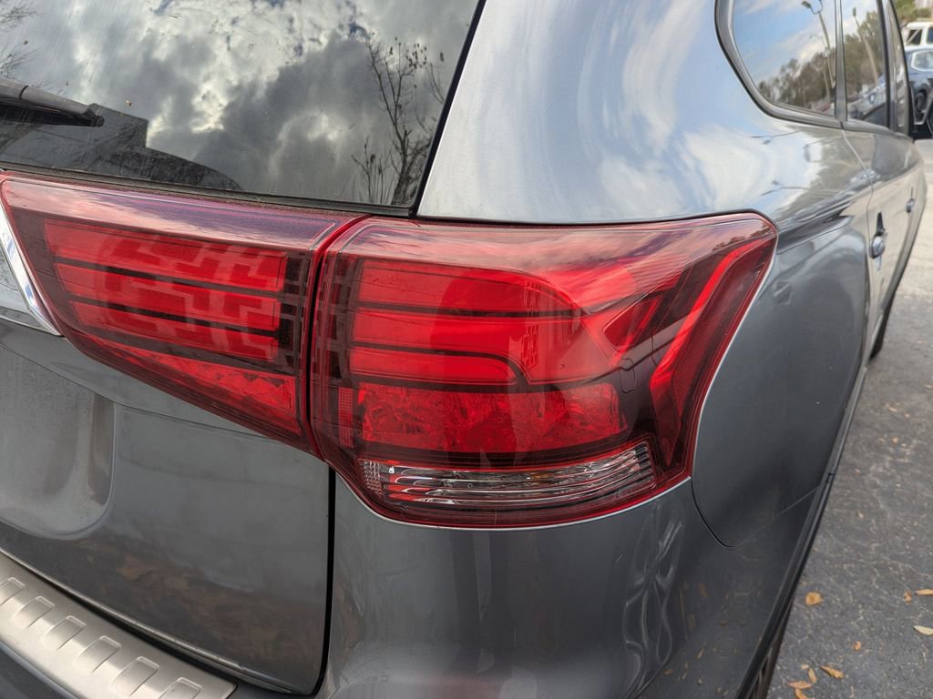 Used 2020 Mitsubishi Outlander ES image 9