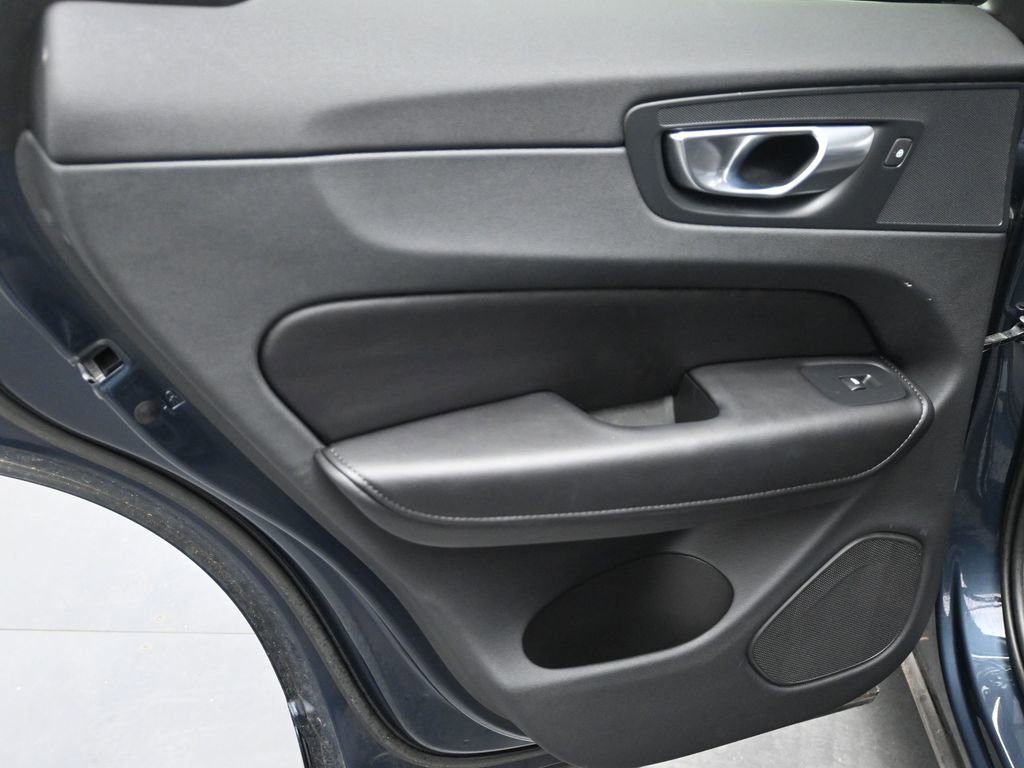Used 2023 Volvo XC60 B5 Plus image 13