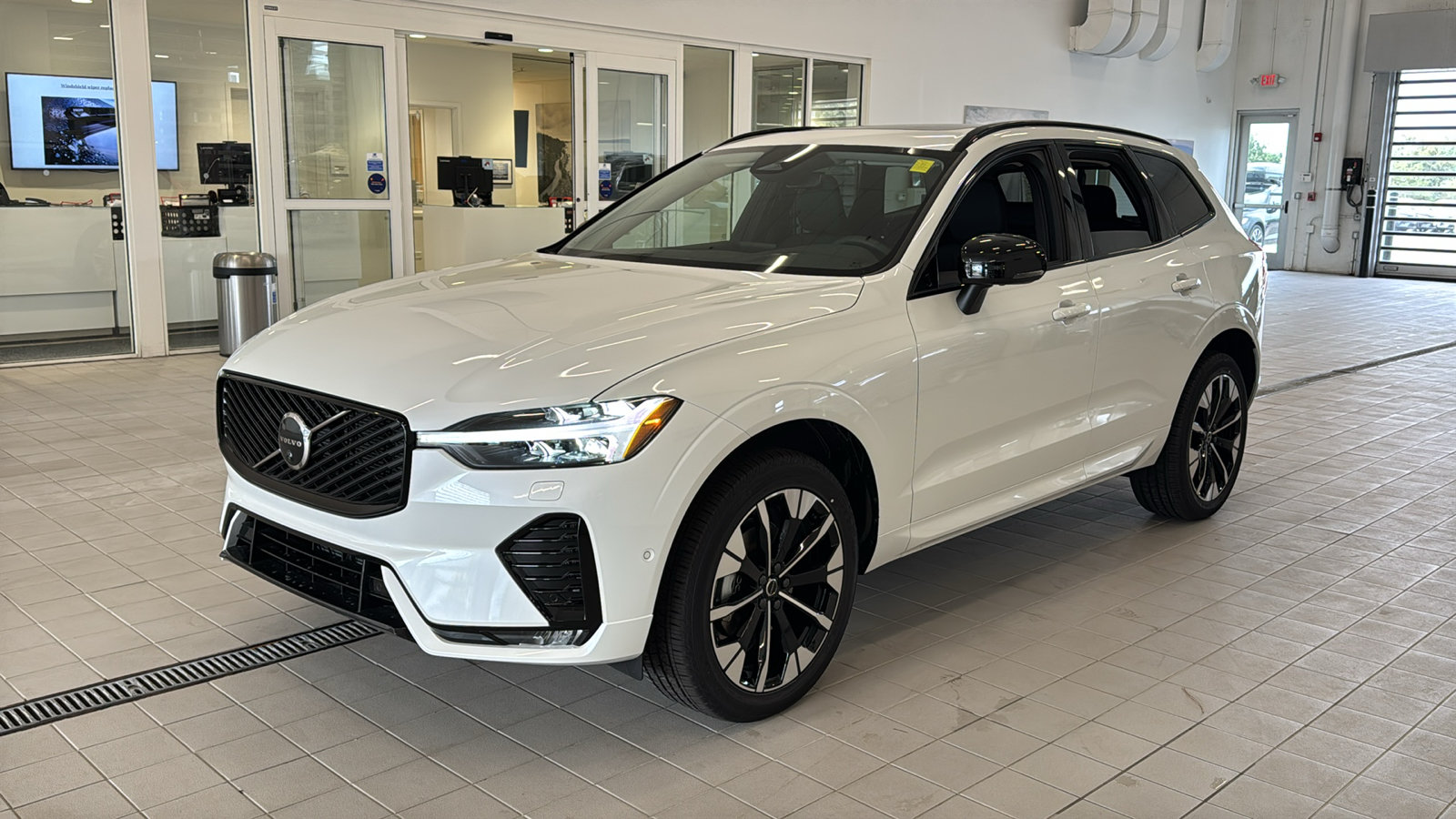 New 2027 Volvo XC60 B5 Plus AWD/4WD image 9