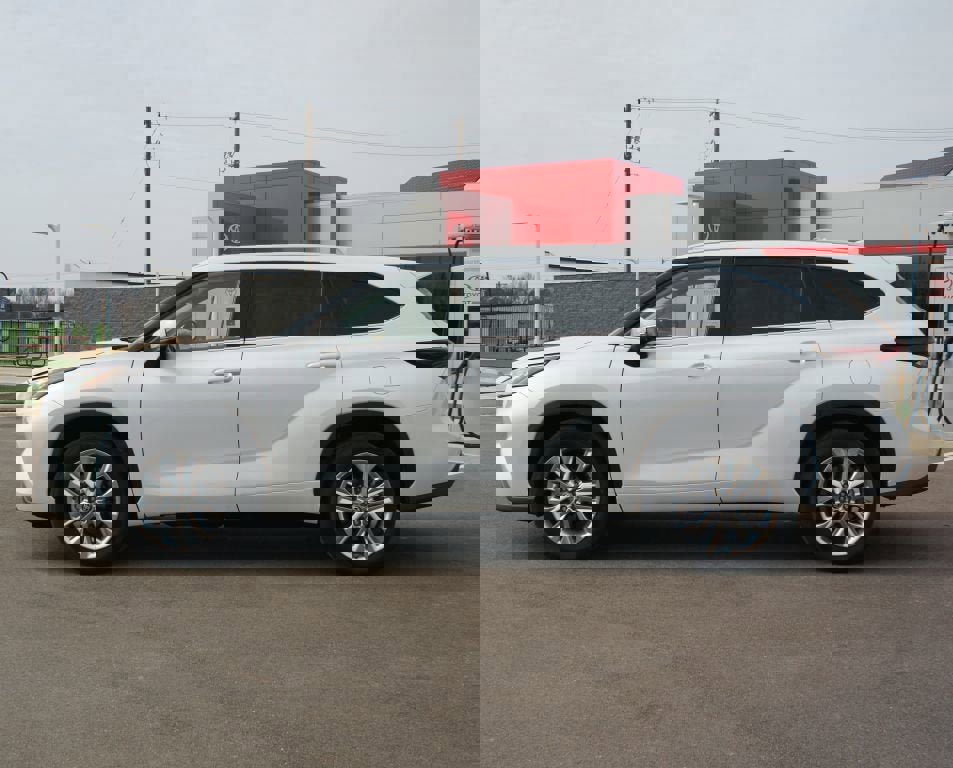 Certified 2025 Toyota Highlander Limited image 13