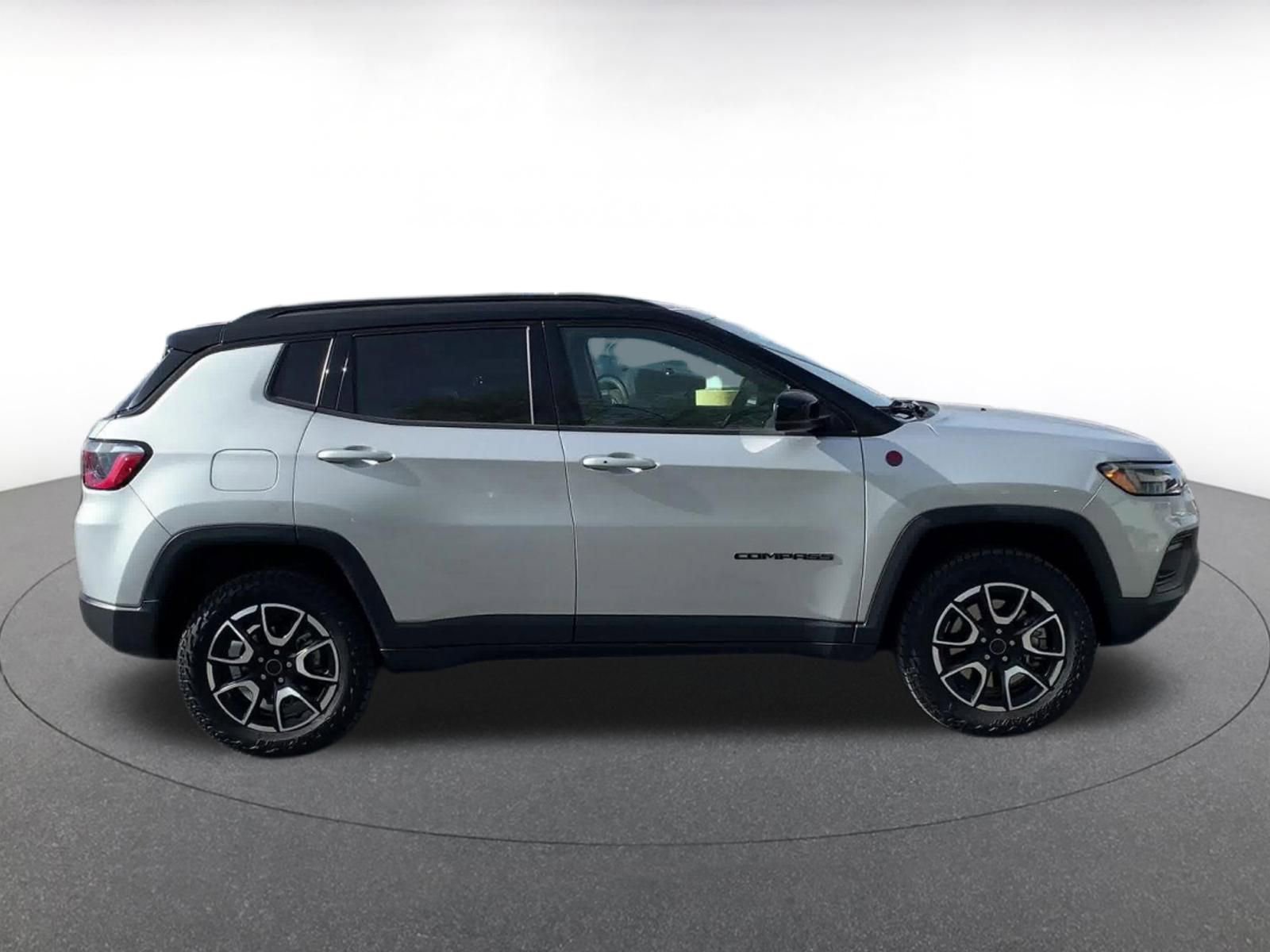 Used 2025 Jeep Compass Trailhawk image 16