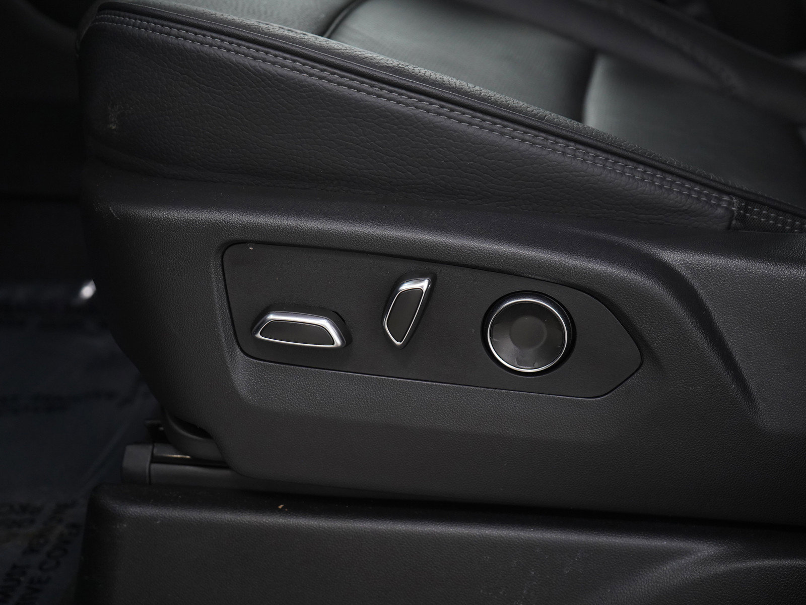 Used 2025 GMC Yukon Denali w/ Sun & Power Step Package image 32