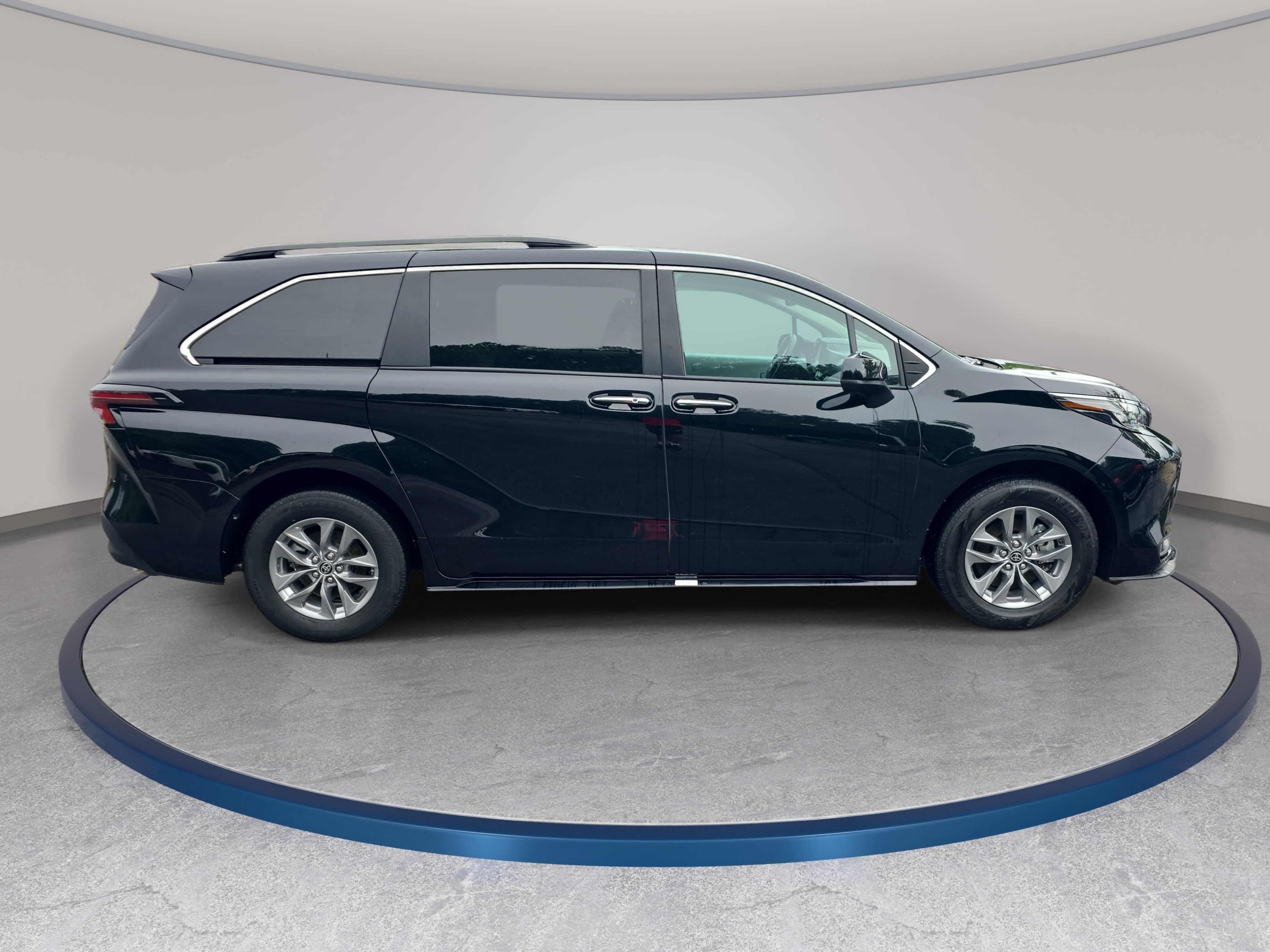 Used 2025 Toyota Sienna XLE FWD image 4