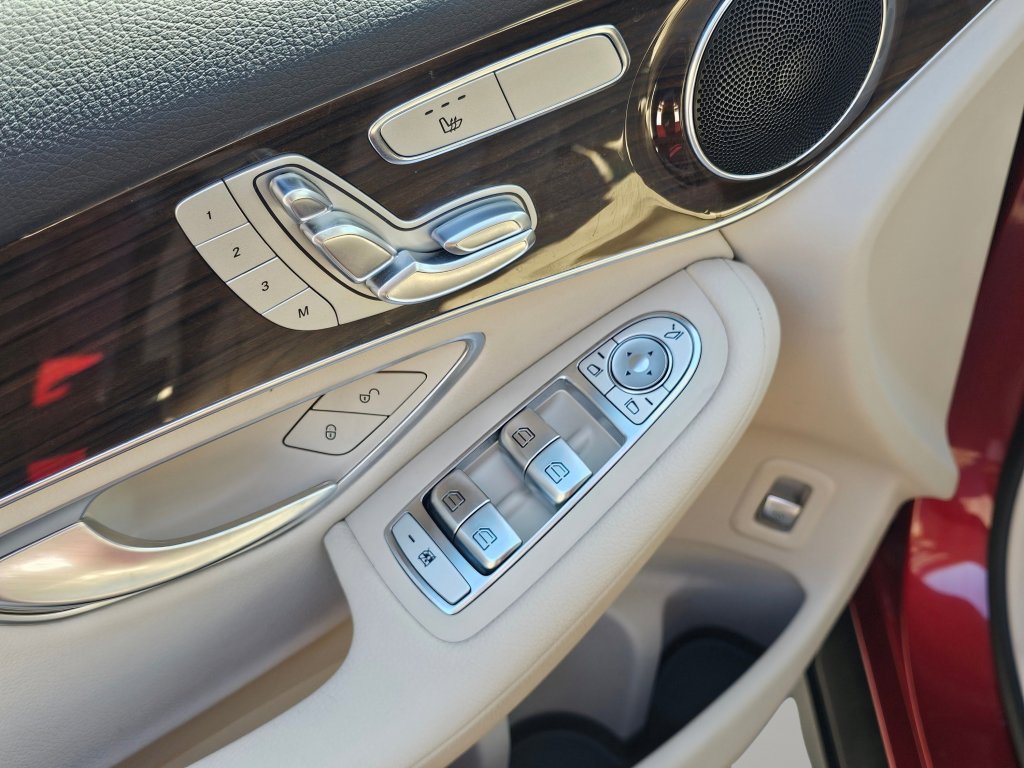 Used 2021 Mercedes-Benz GLC 300 4MATIC image 29