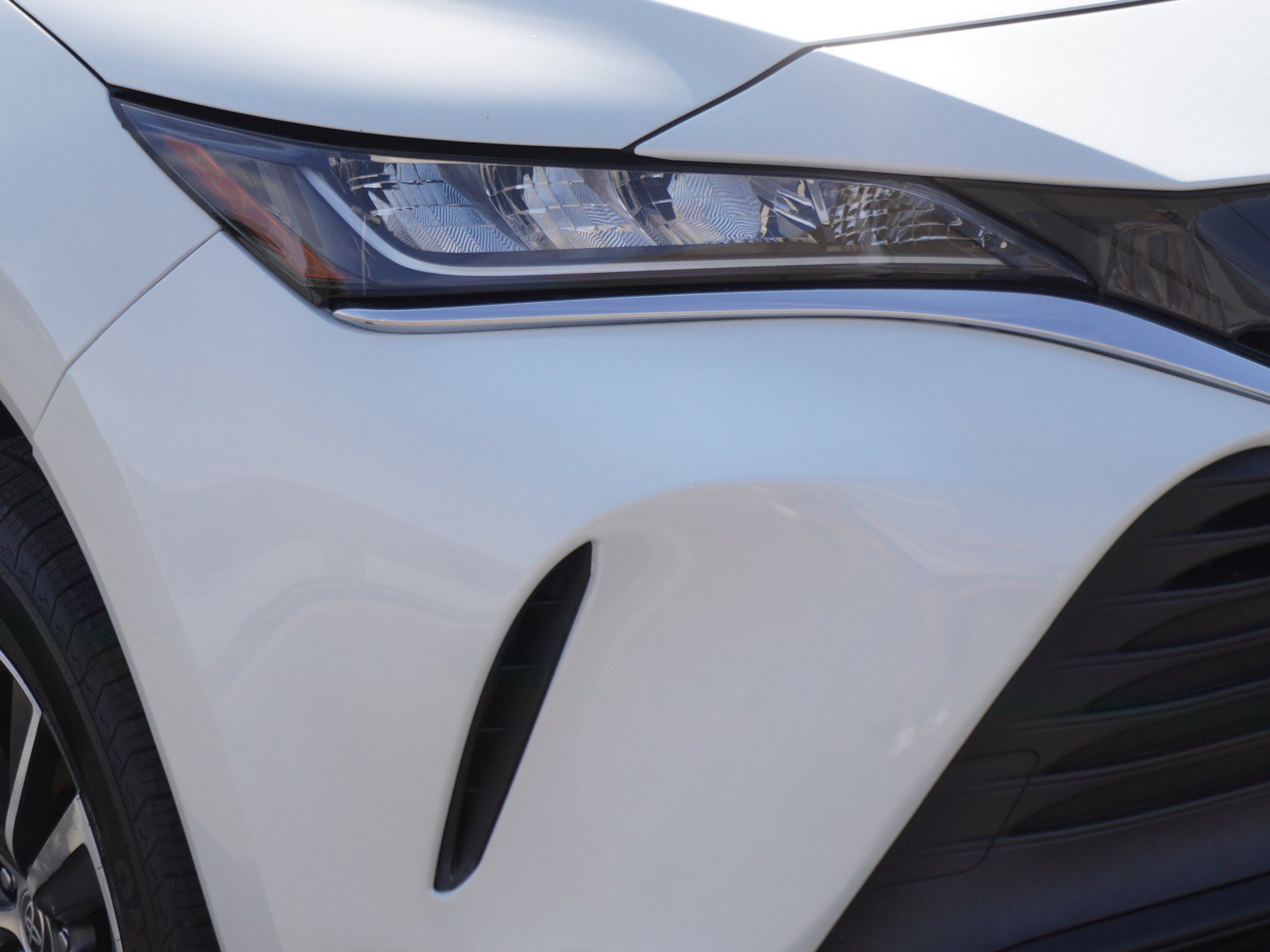 Used 2021 Toyota Venza LE AWD/4WD image 3
