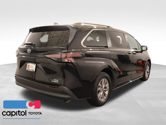 Used 2023 Toyota Sienna XLE FWD image 3