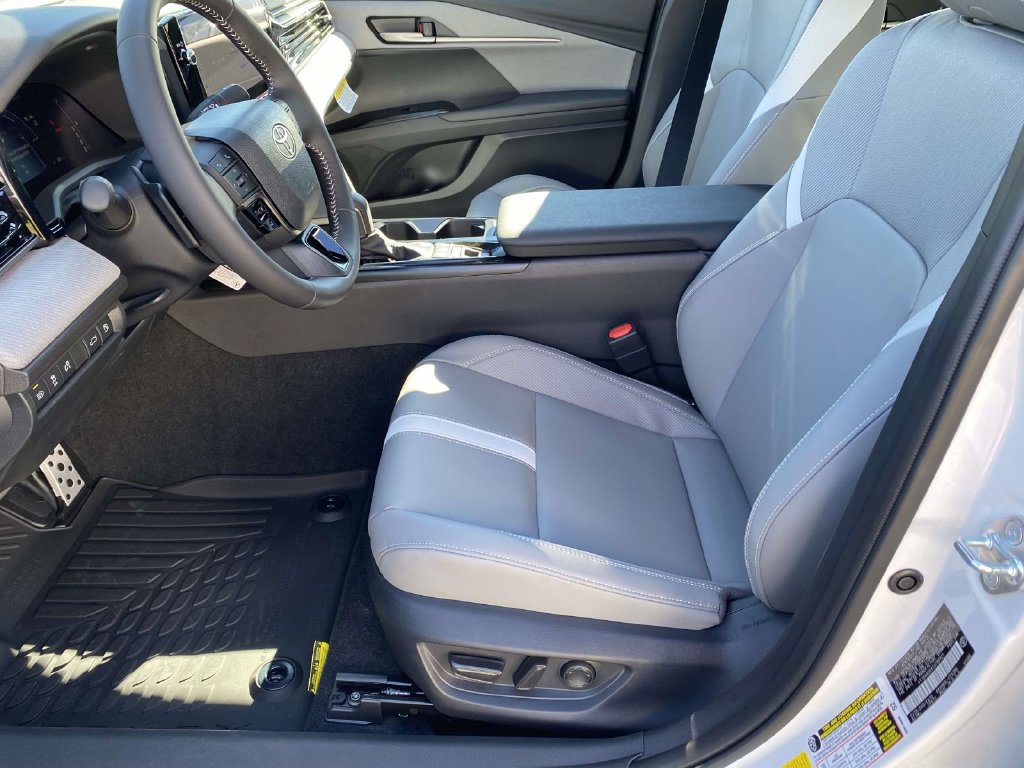 New 2026 Toyota Camry Hybrid FWD image 14