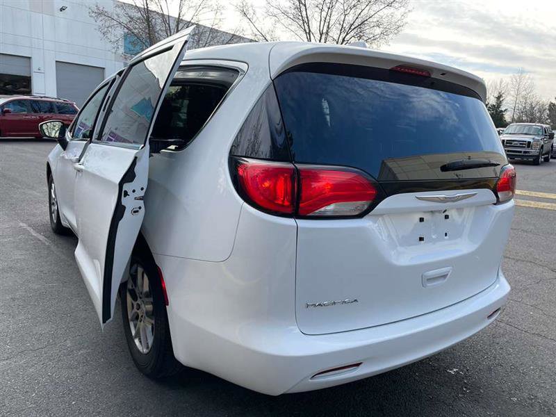 Used 2017 Chrysler Pacifica LX image 18