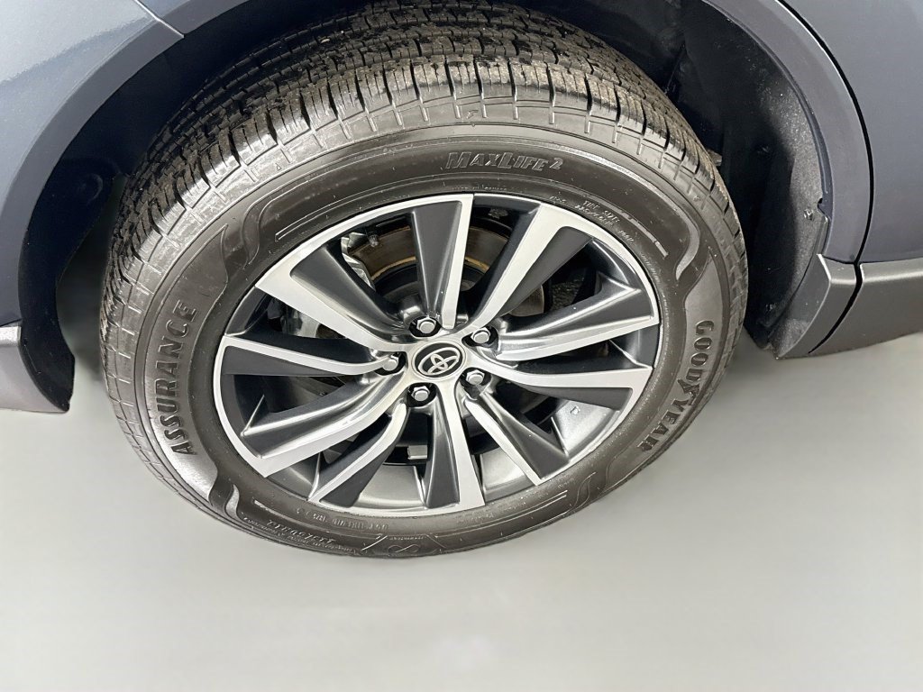 Used 2024 Toyota Venza LE AWD/4WD image 32