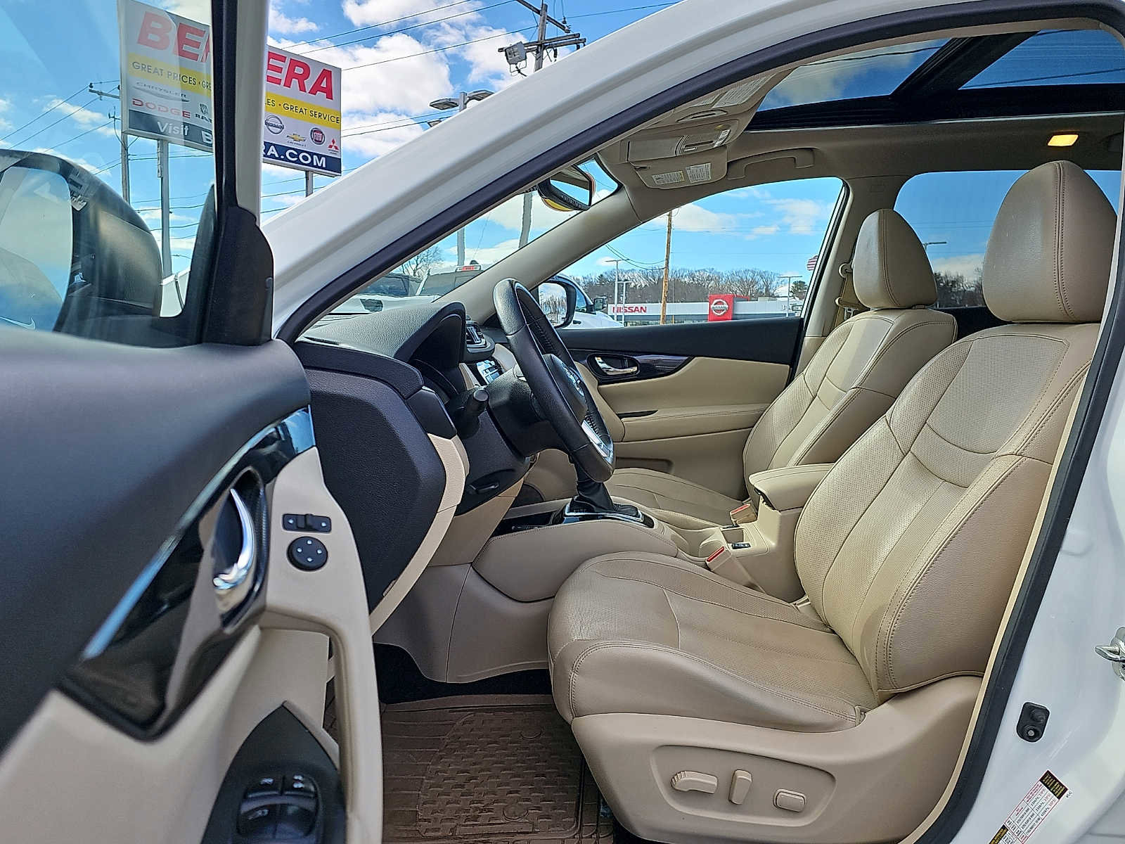 Used 2019 Nissan Rogue SL w/ Premium Package image 13