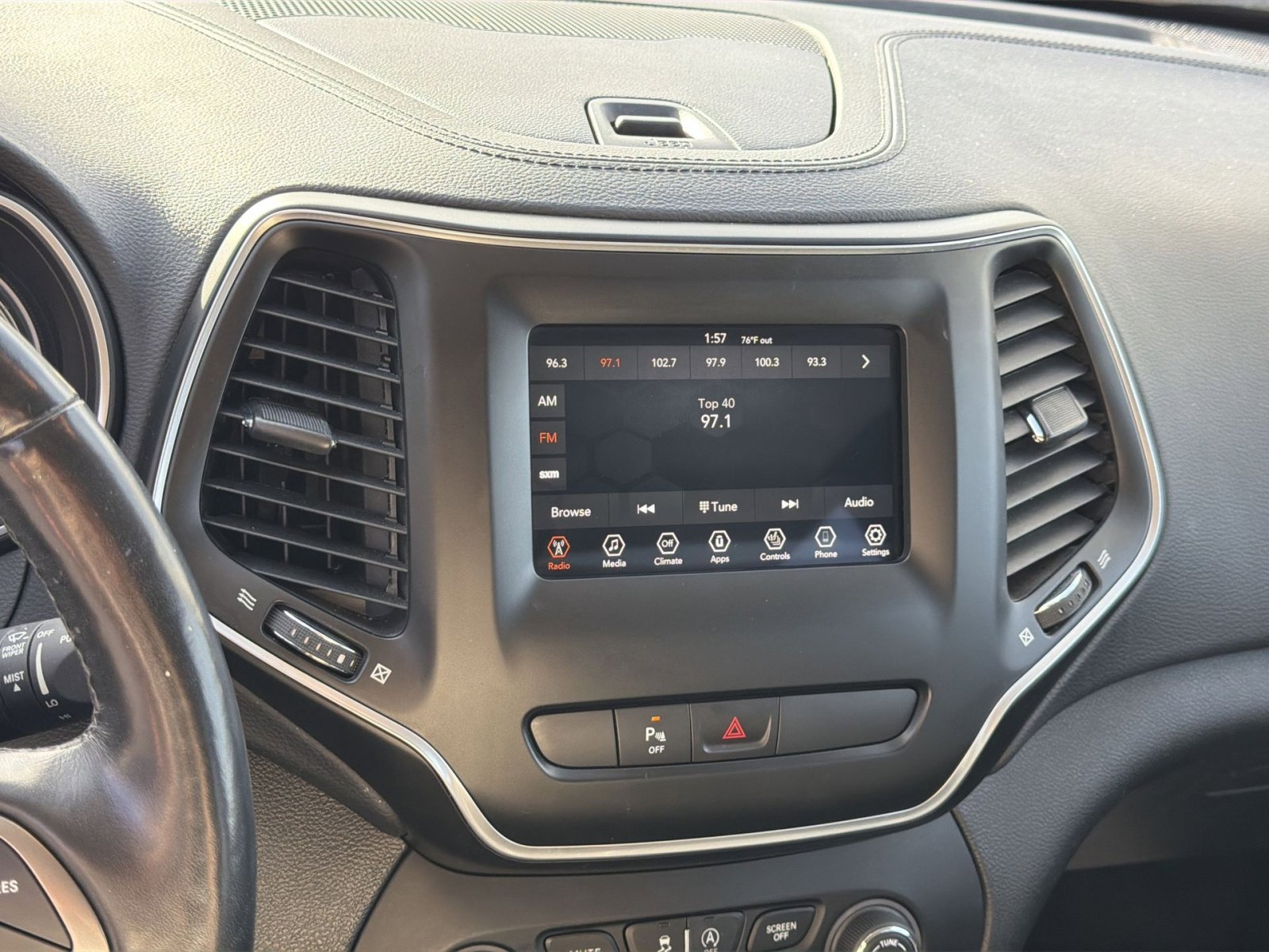 Certified 2020 Jeep Cherokee Latitude Plus w/ Cold Weather Group image 25