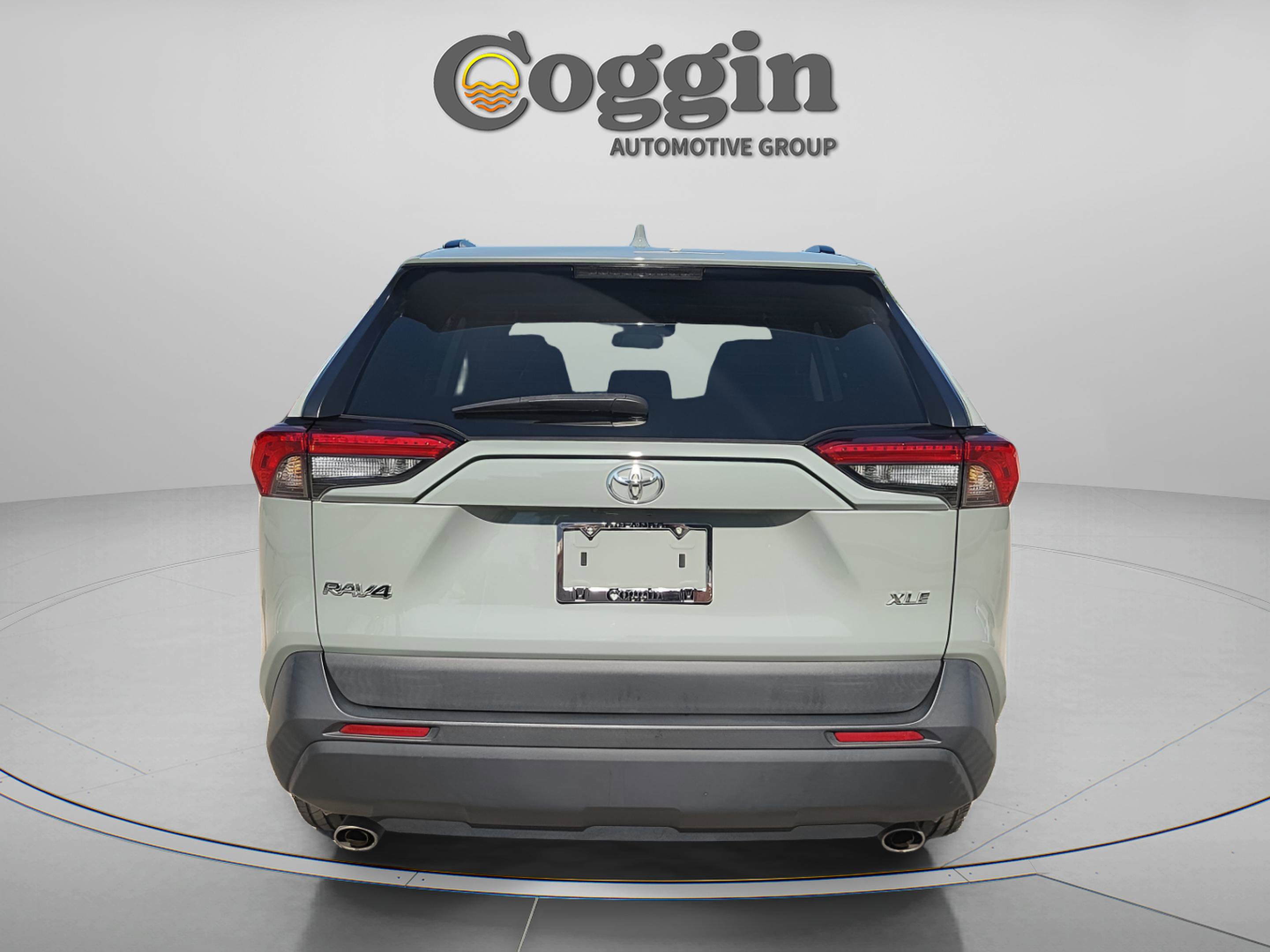 Used 2022 Toyota RAV4 XLE Premium image 5