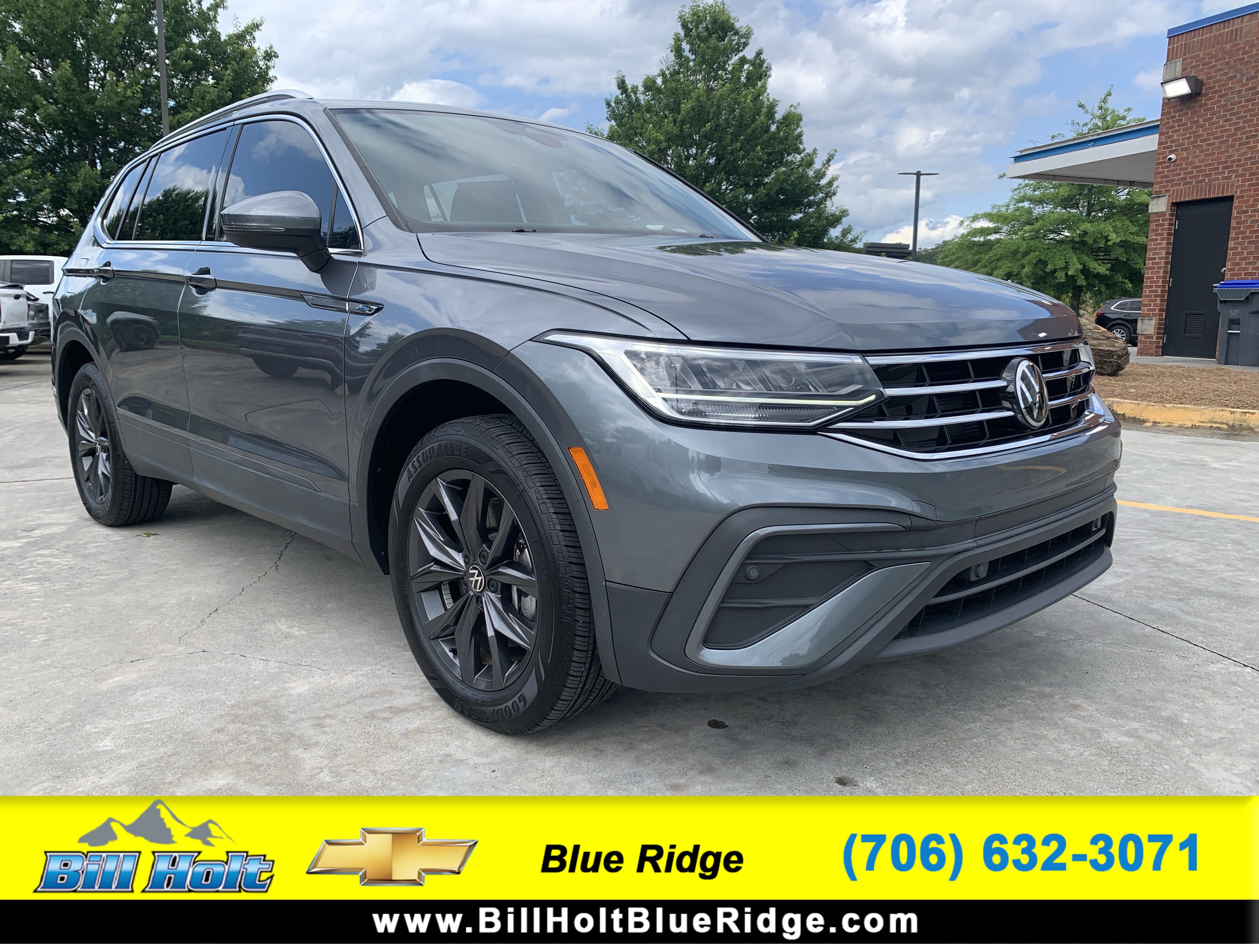 Used 2023 Volkswagen Tiguan SE w/ Panoramic Sunroof Package FWD image 1