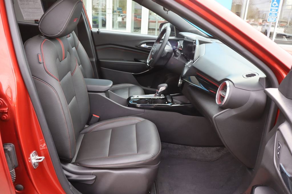 Used 2024 Chevrolet Trax RS w/ Sunroof Package image 19