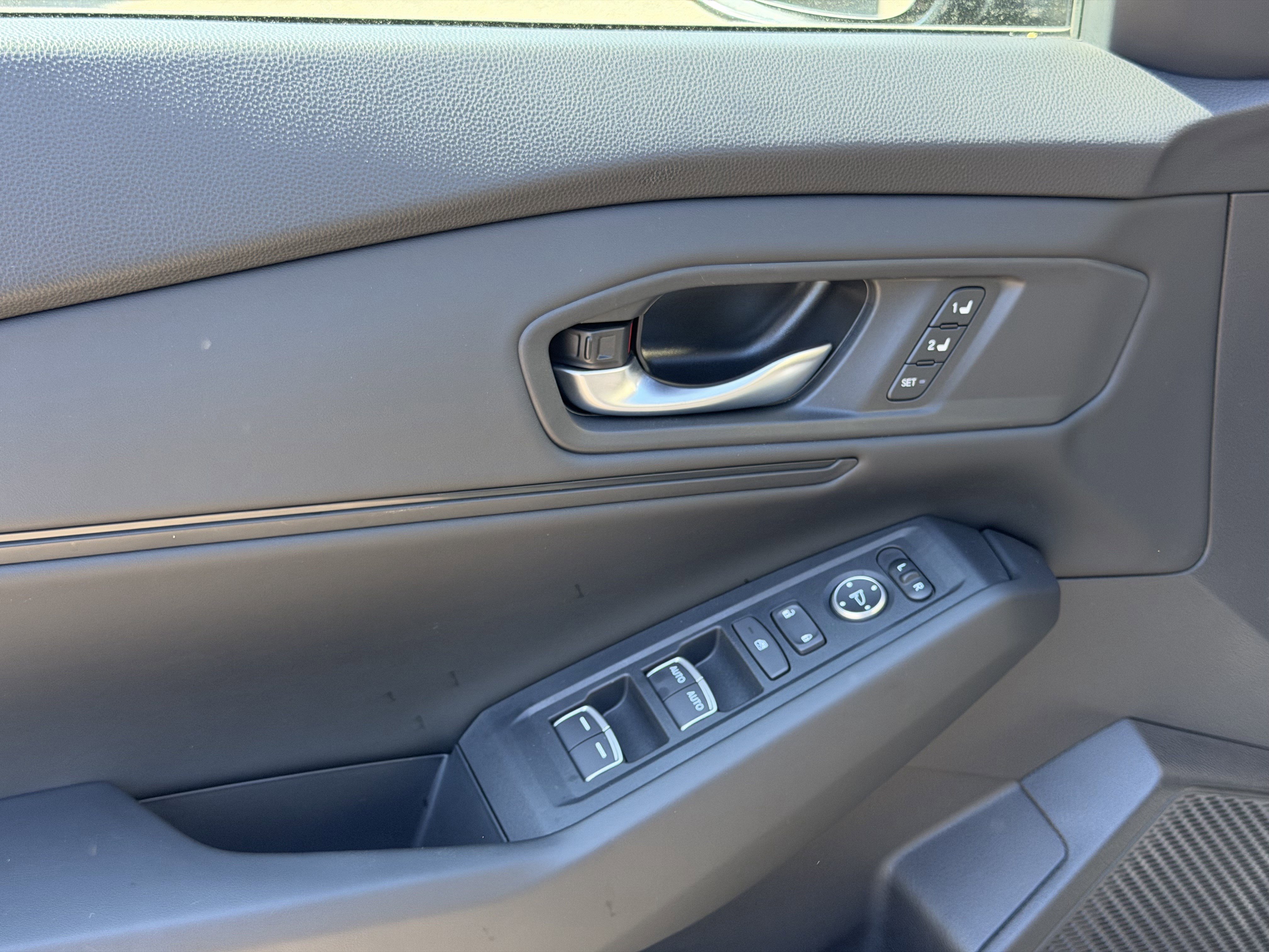 Used 2025 Honda Accord EX-L image 12