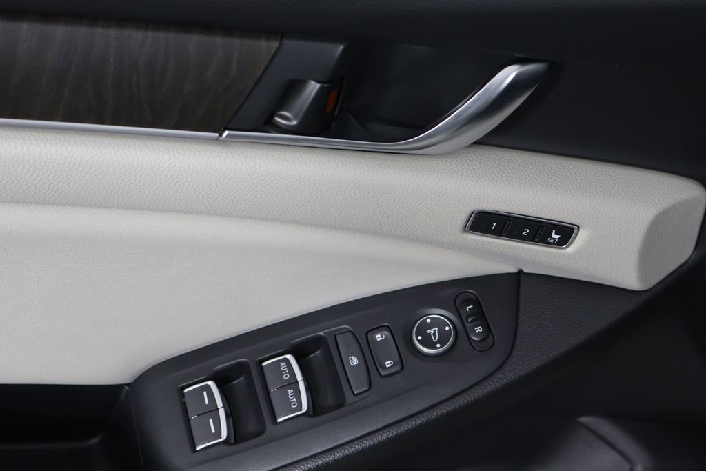Used 2018 Honda Accord Touring image 17