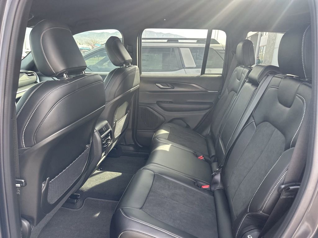 Used 2025 Jeep Grand Cherokee Altitude image 12