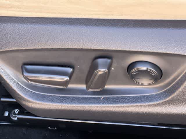 Used 2022 Toyota Avalon XLE image 31