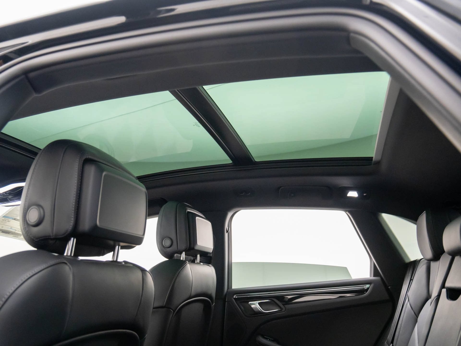 Certified 2026 Porsche Macan AWD/4WD image 19