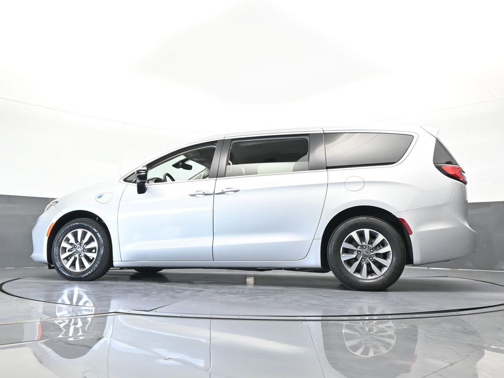 Used 2024 Chrysler Pacifica Select image 62