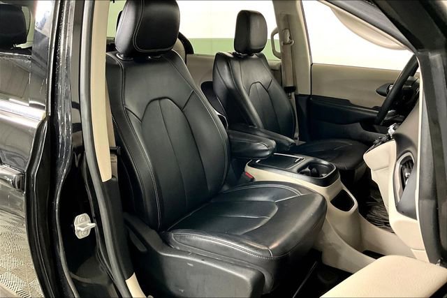 Used 2022 Chrysler Pacifica Touring-L image 7