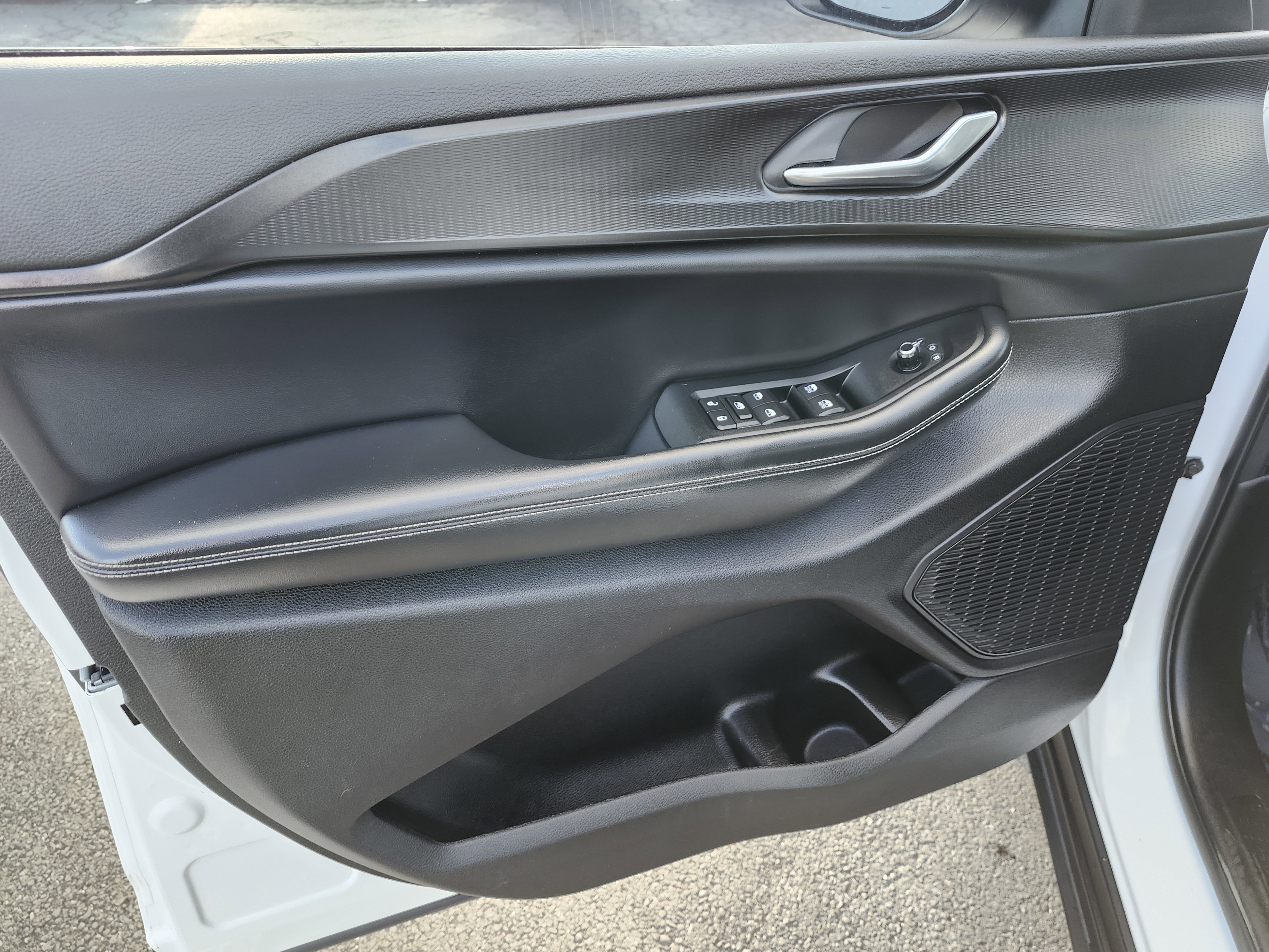 Used 2023 Jeep Grand Cherokee Laredo image 27