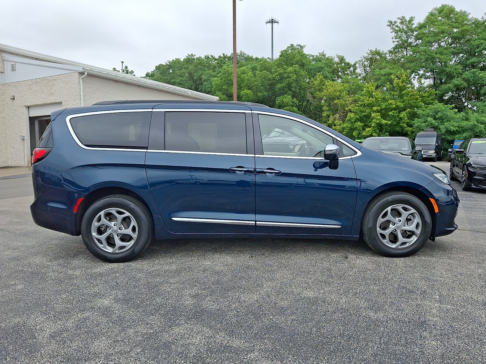 Certified 2022 Chrysler Pacifica Limited w/ Uconnect Theater Family Group AWD/4WD image 13
