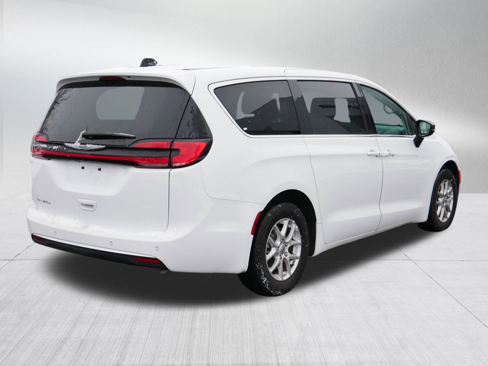 Used 2024 Chrysler Pacifica Touring-L image 7