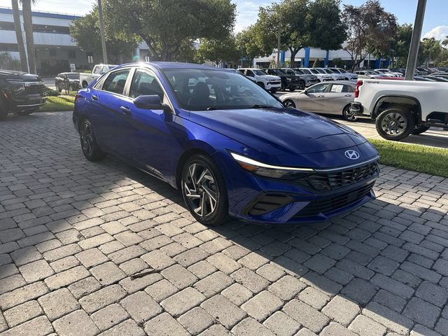 Used 2025 Hyundai Elantra SEL FWD image 16