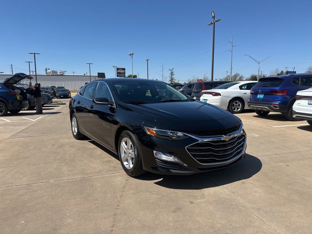 Used 2024 Chevrolet Malibu LT image 3