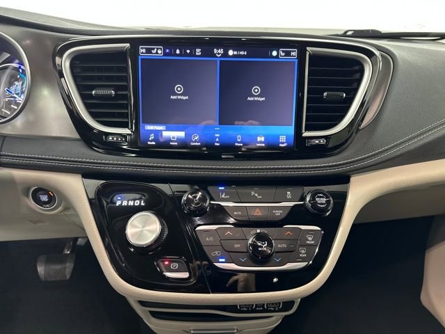 Used 2024 Chrysler Pacifica Select image 21