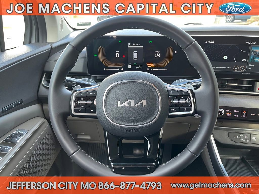 Used 2025 Kia Carnival EX image 16