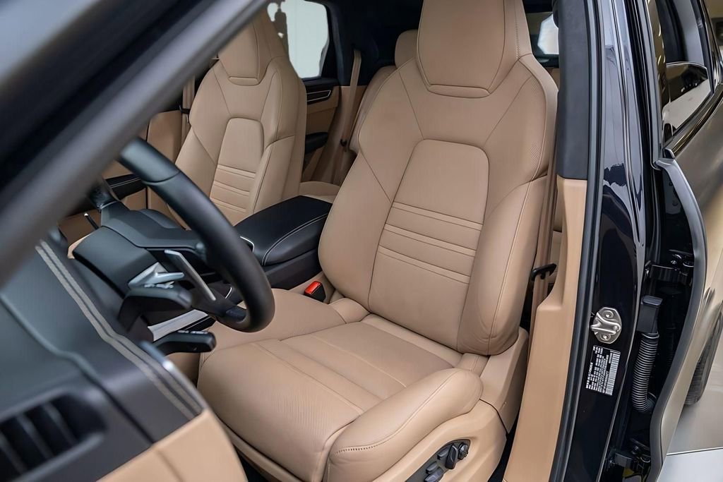 Used 2022 Porsche Cayenne Turbo image 16