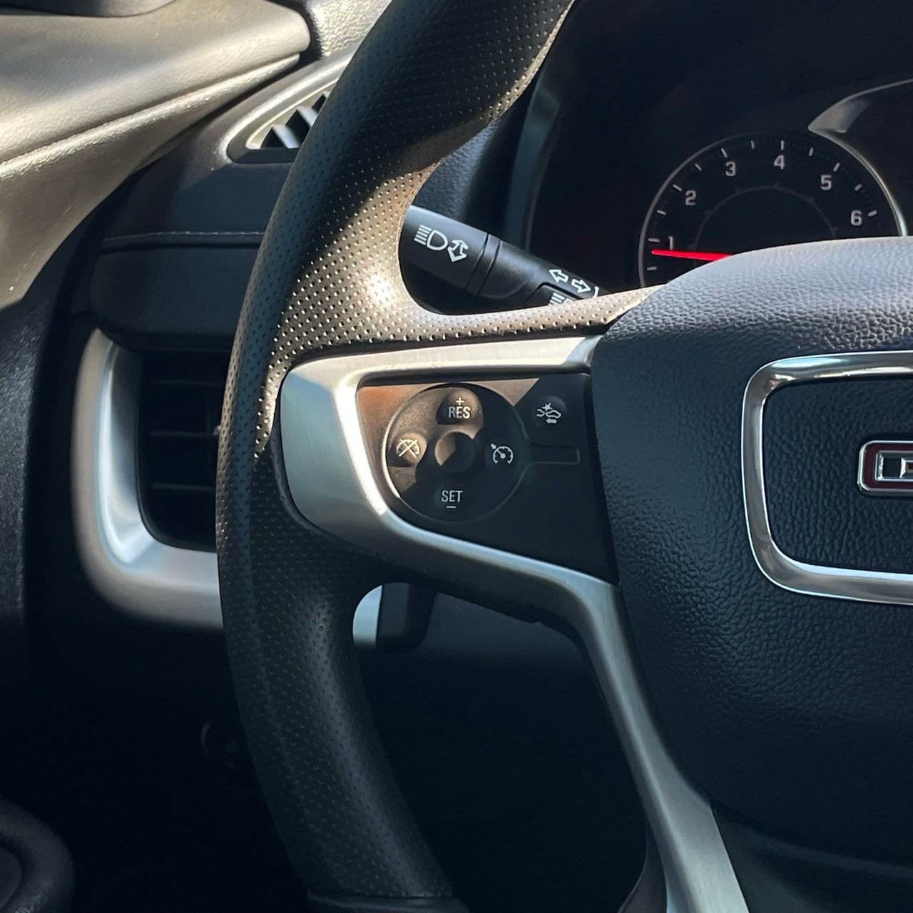 Used 2024 GMC Terrain SLE w/ Driver Convenience Package FWD image 13