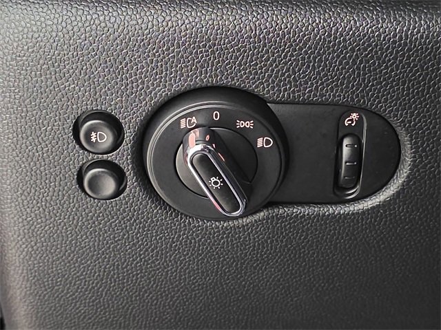 Used 2021 MINI Cooper 4-Door Hardtop w/ 6.5" Touchscreen Package image 25