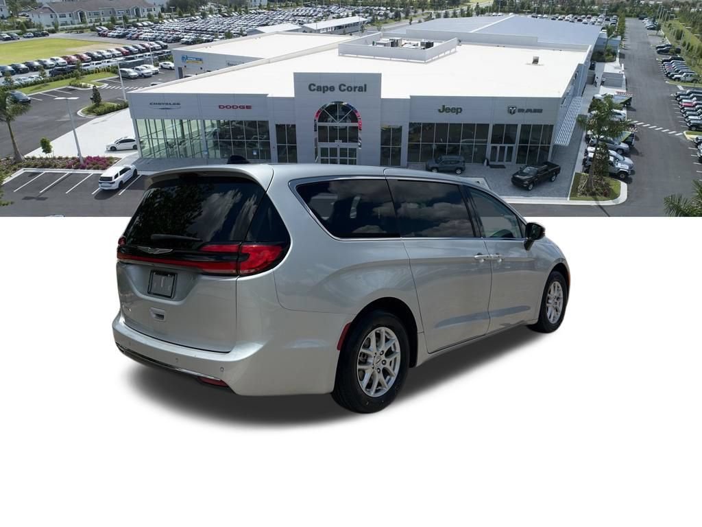 Used 2023 Chrysler Pacifica Touring-L FWD image 15