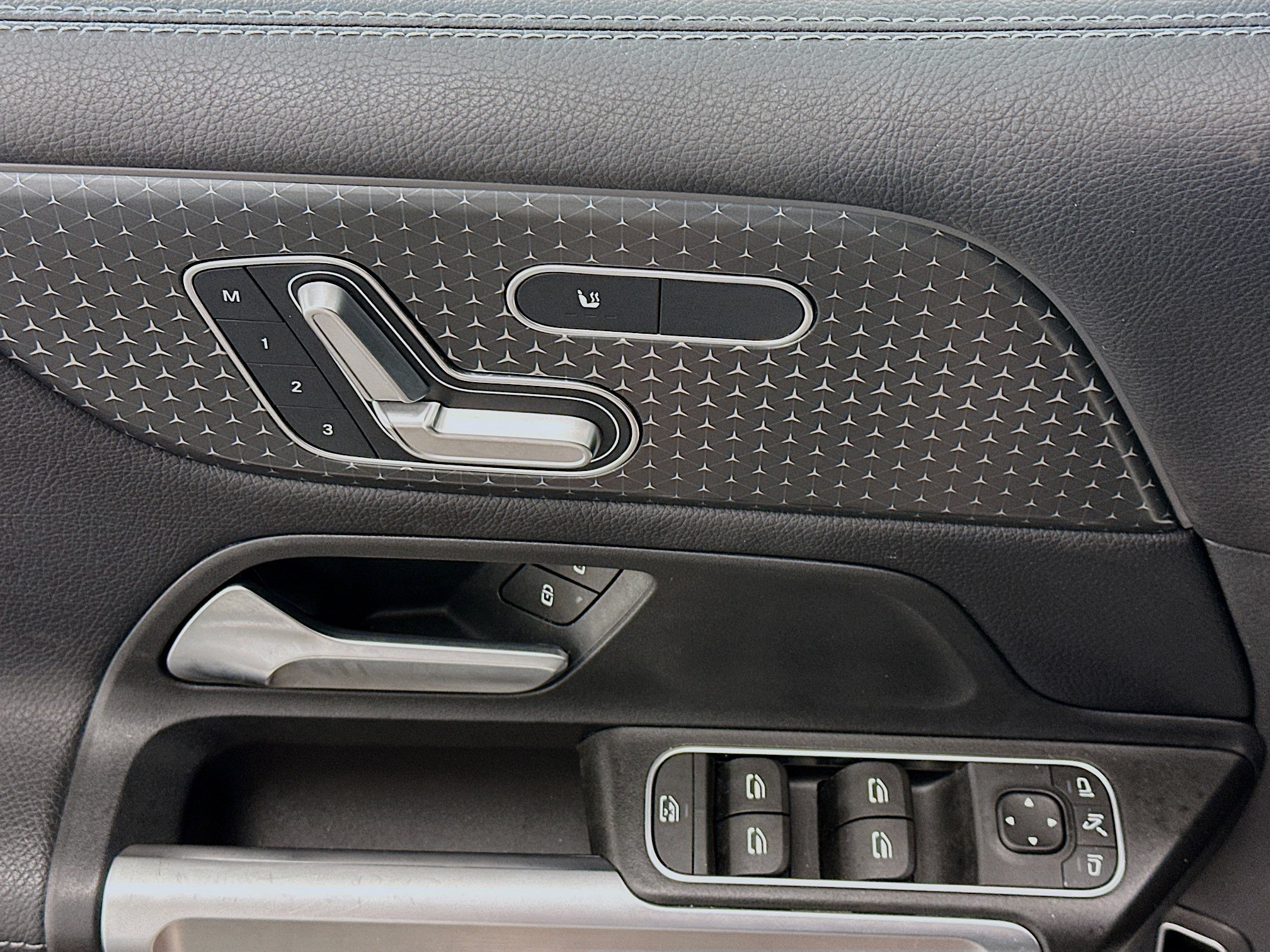 Used 2025 Mercedes-Benz GLB 250 4MATIC image 15